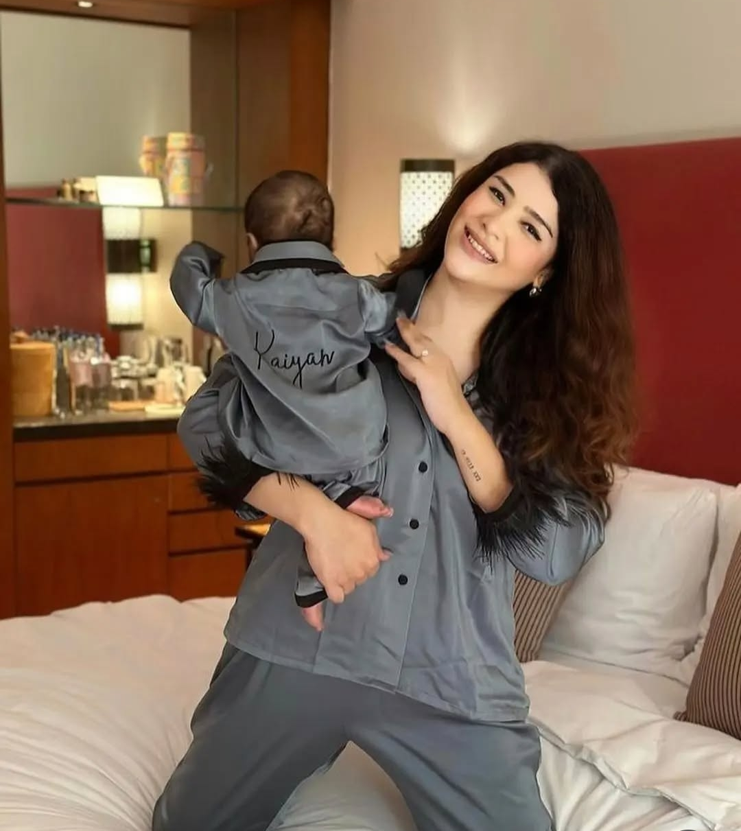 💎 Grey Luxe – Mom & Me Feather Pyjama Set